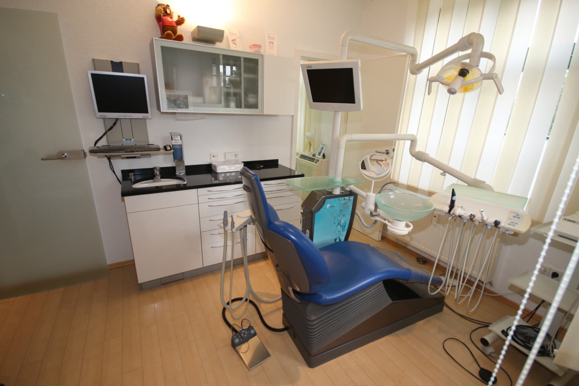 Ruhiges Prophylaxezimmer der Praxis mit Tageslicht